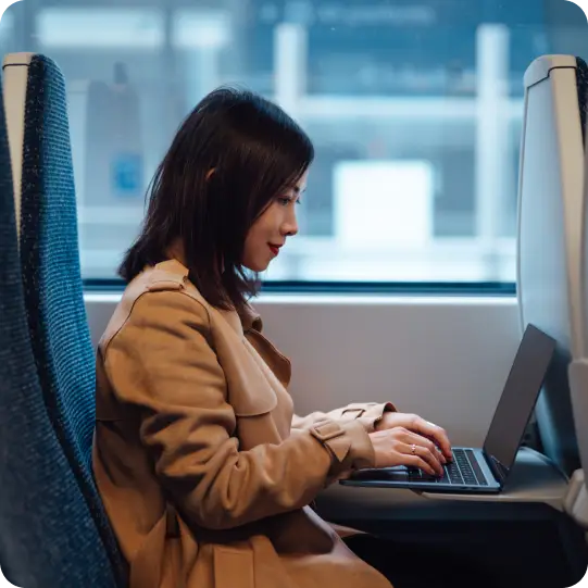 Traveling remote worker using Duo to protect their personal data when authenticating and logging into a trusted device.