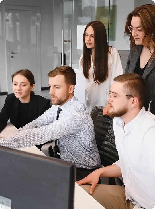 A team of cybersecurity experts using passwordless authentication with Cisco Duo on a trusted desktop device